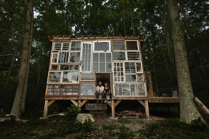 A cabana em West Virginia, construída para ser o refúgio do fotógrafo Nick Olson e da designer Lilah Horwitz, possui uma fachada composta por portas e janelas antigas construída pelo próprio casal.  