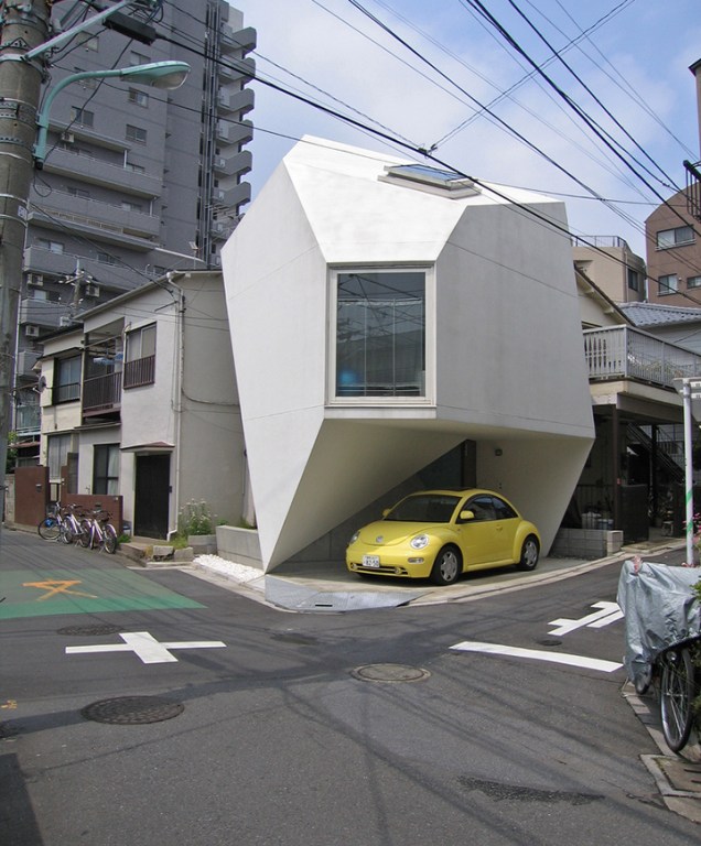 <span>Projetada pelo arquiteto Yasuhiro Yamashita, esta micro casa japonesa resume com maestria o conceito de otimização do espaço. Localizada em uma esquina perto do centro de Tóquio, ela foi construída em um formato angular que lembra os tradicionais origamis, com direito a três andares distribuídos em um total de 44 m². </span>