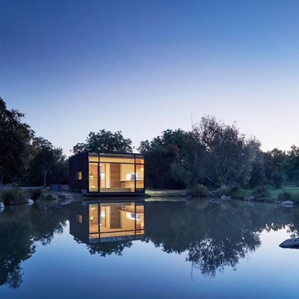 Esta pequena casa, à beira de um lago, é um perfeito refúgio na natureza. A foto foi compartilhada pelo arquiteto Nildo José em seu Instagram: @nildojose_arquitetura