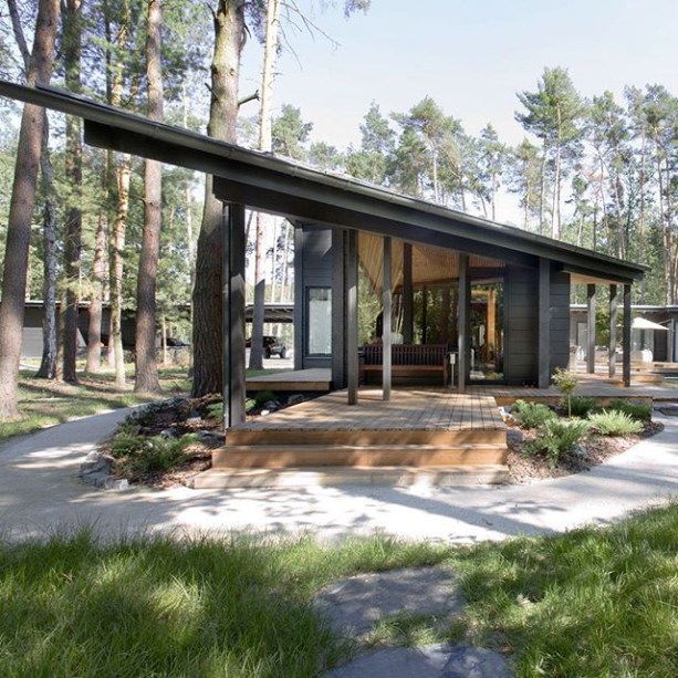 Esta casa de troncos finlandesa da Honka, localizada em Hradištko, República Tcheca, foi projetada por Monom.