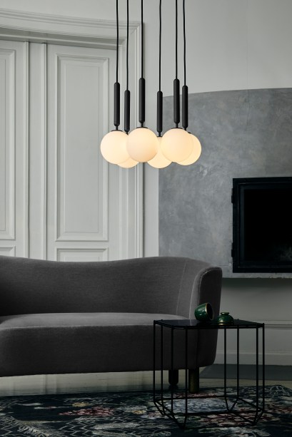 A coleção Miira, da marca de iluminação dinamarquesa Nuura, é uma série equilibrada de luminárias de design temporal. Miira significa visão bonita e foi projetada pelo premiado designer dinamarquês Sofie Refer.