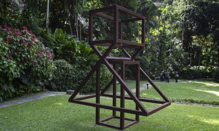<span>A escultura de Raul Mourão instalada no jardim.</span><span></span>