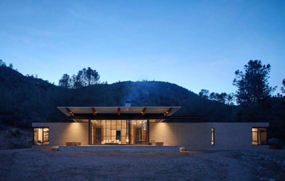 A proposta é de um lar auto-suficiente que maximize a conexão entre arquitetura e natureza.