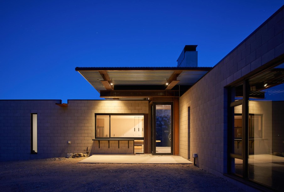 A proposta é de um lar auto-suficiente que maximize a conexão entre arquitetura e natureza.