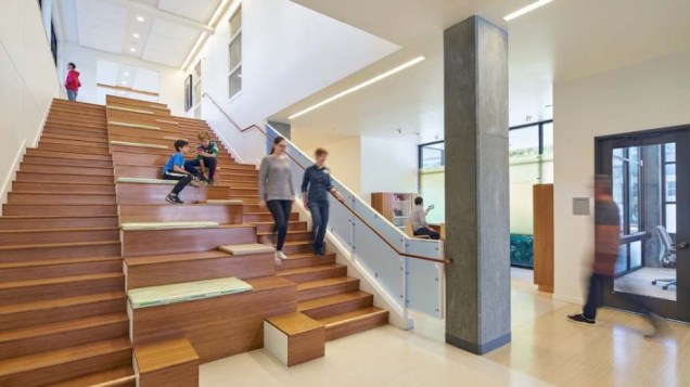 A grande escada oferece oportunidades de interação informal, reunião e provê acesso ao pátio compartilhado no segundo andar.
