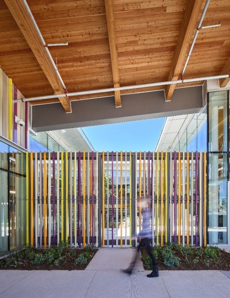Chamadas de baguettes, as estruturas coloridas da fachada funcionam como um brise colorido.