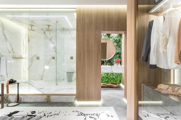Suíte de Hóspedes  - Alessandra Gandolfi. Neste quarto, a sala de banho é uma caixa em mármore, conectada visualmente ao closet, delimitado com painéis de madeira.