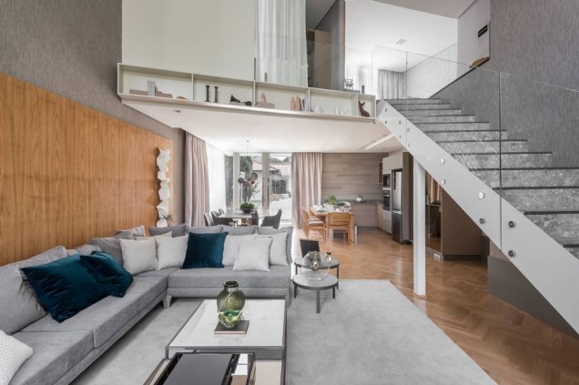A Modern House, da arquiteta Mariana Paula Souza, é marcante por sua estética contemporânea e clean. Os tapetes em cores claras foram posicionados para trazer aconchego aos ambientes, deixando-os mais convidativos.