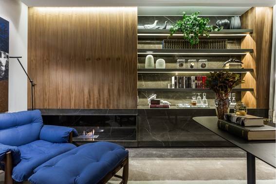 No Home Office, a arquiteta Michele Krauspenhar optou por uma lareira discreta e delicada aquecendo quem se senta na poltrona Mole do designer Sergio Rodrigues, imediatamente ao lado.