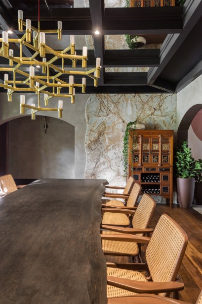 Na Sala de Jantar, assinada por Janaina Macedo, o mármore se une ao granito, ao couro e a uma exuberante mesa de madeira para criar uma atmosfera elegante e natural.
