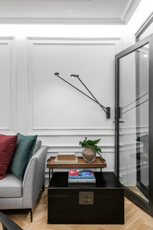 <span>Lounge Imobiliária A. Gonçalvez - Larissa Gomes. A ambientação é similar a dos apartamentos de Lisboa, com base clássica, móveis contemporâneos e poucos elementos. O espaço ganha cor com as almofadas e a poltrona verde.</span>