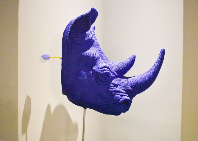 <span style="font-weight:400;">Apostando em cores neutras nas paredes e móveis, Gustavo Martins, na Casa Essencial, deixa por conta dos objetos de arte o destaque, como numa galeria. A escolha de seu animal não é diferente: um rinoceronte grande e azul atrai todas as atenções.</span>
