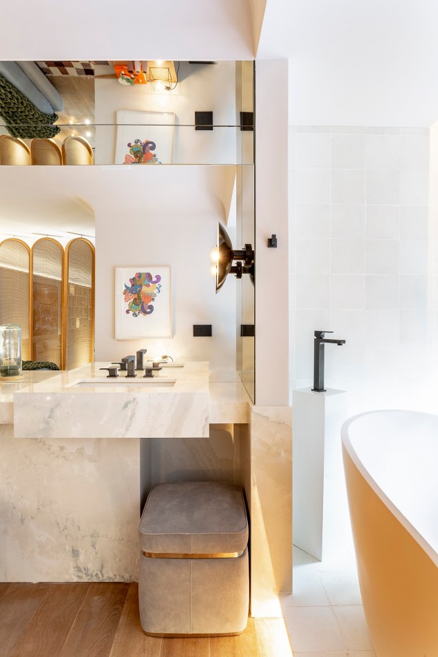 No banheiro da <span><strong>Boutique Residence 218,</strong> de Flávia Gerab e Silvana Mattar, as pedras claras traduzem o luxo almejado pelas profissionais.</span>