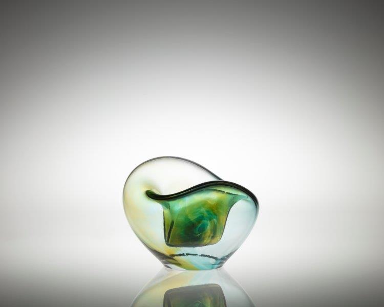 Estúdio Carol Gay – arquiteta por formação, Carol Gay conquistou o mundo do design com suas peças em vidro de curvas pouco usuais e ousadas, semelhantes a verdadeiros fluidos.