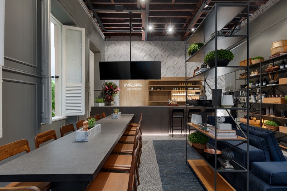 Cozinha Funcional do Chef - Com 46 m², o ambiente foi projetado pela arquiteta Fabíola Constantino. Muito inspirado na natureza, o espaço conta com um jardim vertical e estante e cadeiras de madeira.