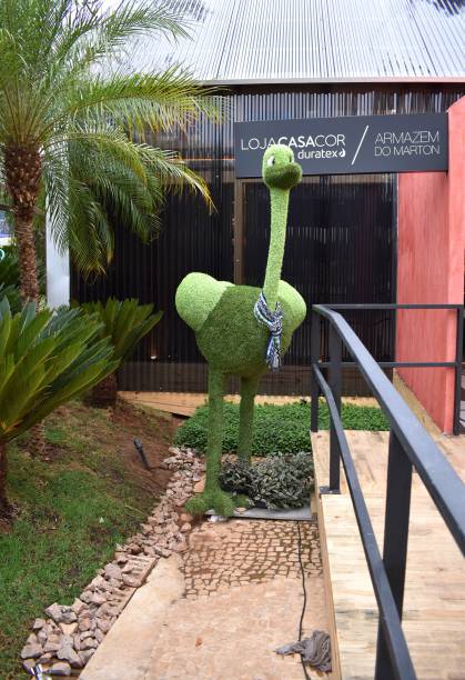 Na Loja CASACOR, os visitantes são recebidos por um avestruz feito de folha, em tamanho real.