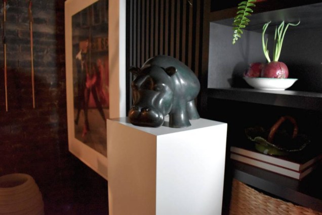 Cheio de vasinhos pela cozinha gourmet do Lounge Sensações, Gustavo Paschoalim também traz vida ao ambiente ao escolher um hipopótamo preto