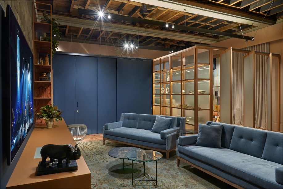 Studio Sumisura - Assinado pela arquiteta Gislene Lopes, o loft de 87 m² possui torre, fornos e prateleiras revestidos com madeira. O material dá uma atmosfera convidativa e calorosa que se equilibra com o azul que predomina no mobiliário.