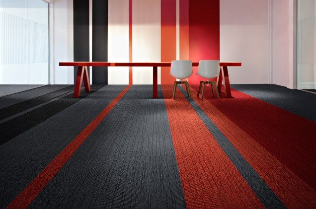 Tarkett – a marca apresenta a linha de pisos vinílicos Textile, que possui quatro padrões inspirados em tramas de tecidos. A paleta de cores varia entre o cinza, bege e azul.