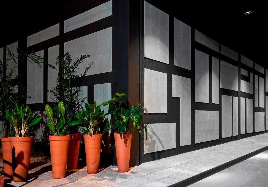 Fachada Alameda – Angela Feitoza. A designer e arquiteta reafirma sua admiração por Brasília e Oscar Niemeyer, misturando elementos contemporâneos e minimalistas. Angela combina aço, muito verde e placas de concreto que formam mosaicos na fachada, em uma aplicação criativa do produto no espaço de 500 m².