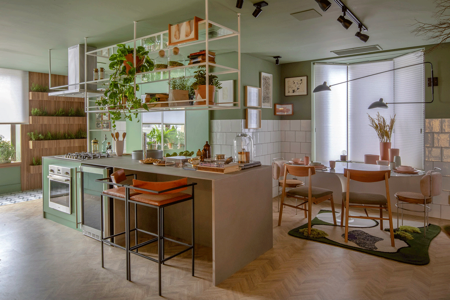 cozinha com ilha em tons de verde menta e bancada cinza