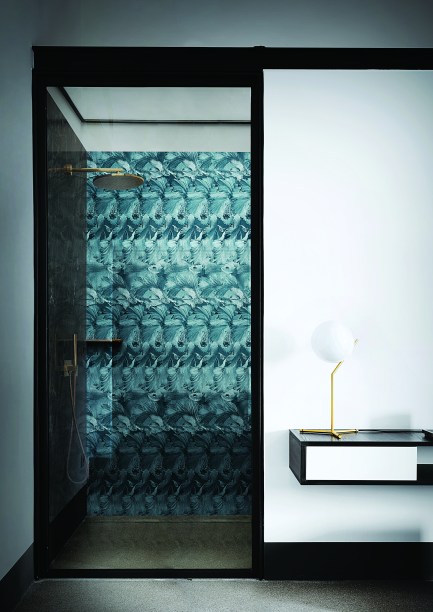 Laviani - London Art Glass. Este ano a Londonart criou uma coleção de papéis de parede para banheiros, box de banho e cozinhas. A experiência vai além do que vemos tradicionalmente no material. O trabalho é uma colaboração de Francisco Laviani com a marca, pensando em estilizar e personalizar ambientes mais íntimos.