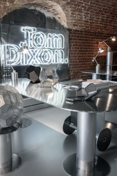 ELECTROANALOGUE - Tom Dixon. A nova sede da Tom Dixon, no escritório Coal apresenta a galeria da marca, recepção, loja, escritório, fábricas e restaurante transformados em espaços de exposição, que apresentam variadas interpretações digitais.
