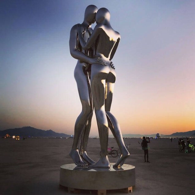 Every Lifetime I Will Find You - Michal Benisty. A escultura de aço procura intrigar os espectadores a fazê-los perceber a conexão que sentem uns com os outros.
