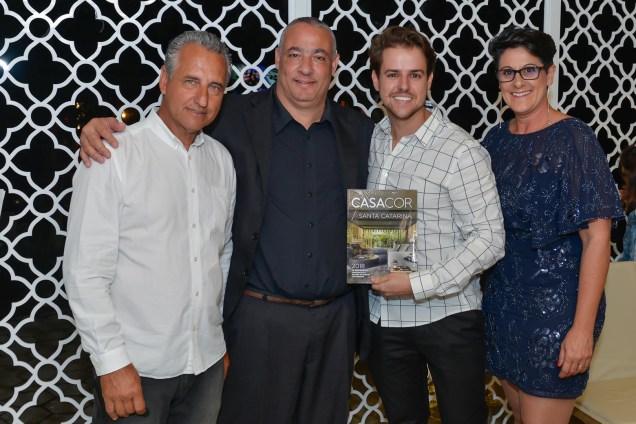 Diretores com Renildo Nunes, parceiro da marca Faixa Preta e Gabriel Bordin, autor da Casa Ônix By Karsten, capa do Anuário CASACOR SC