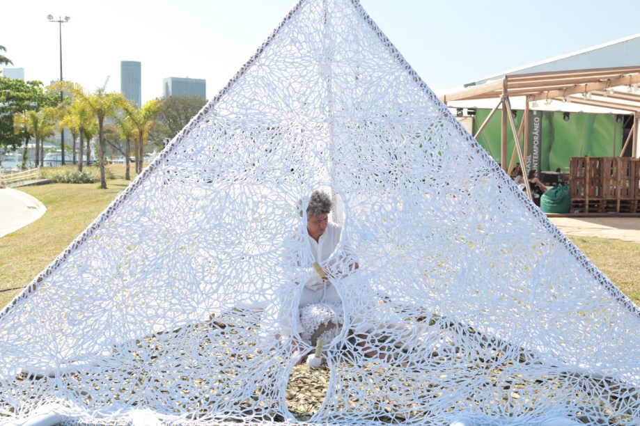 Performance “Estrela Terra Vibra Nois. Todos Somos Nós” de Ernesto Neto. Trata-se de uma “esculturacura” feita de crochê com algodão, bambu, areia, quartzo, juta, folhas secas e folhas de louro.