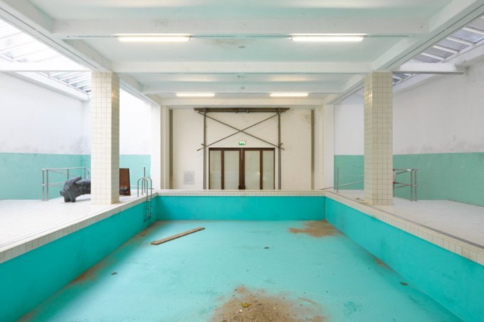 whitechapel-gallery-elmgreen-dragset-pool-designboom-1