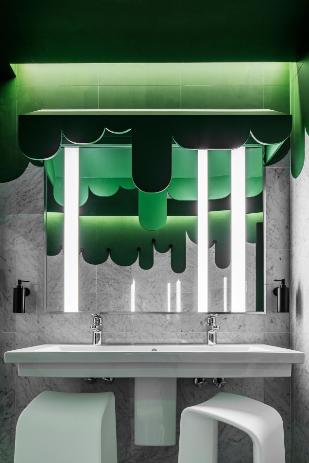 Nature Takes Over - MR O. Os banheiros que ocupam o 10º andar do 700 Brickell Ave quebram paradigmas e se apresentam como grandes surpresas aos visitantes. Já no corredor que faz passagem até os lavabos, uma tinta verde energiza as paredes, e se repete no lavatório. O tom fica bem disposto e harmônico com os mármores claros e as louças brancas.
