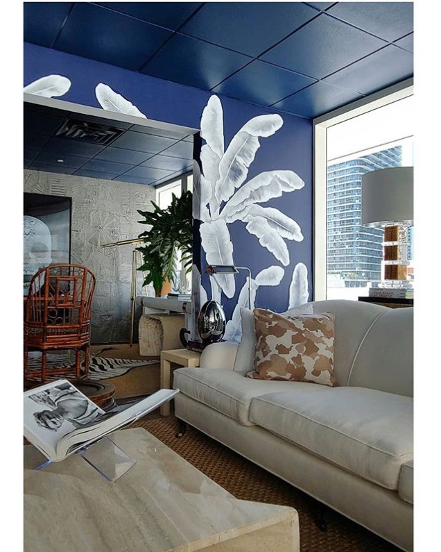 CASACOR Miami: o papel de parede com pinceladas espessas chama a atenção no Palm Beach Homestyle de Alberto Salaberri.