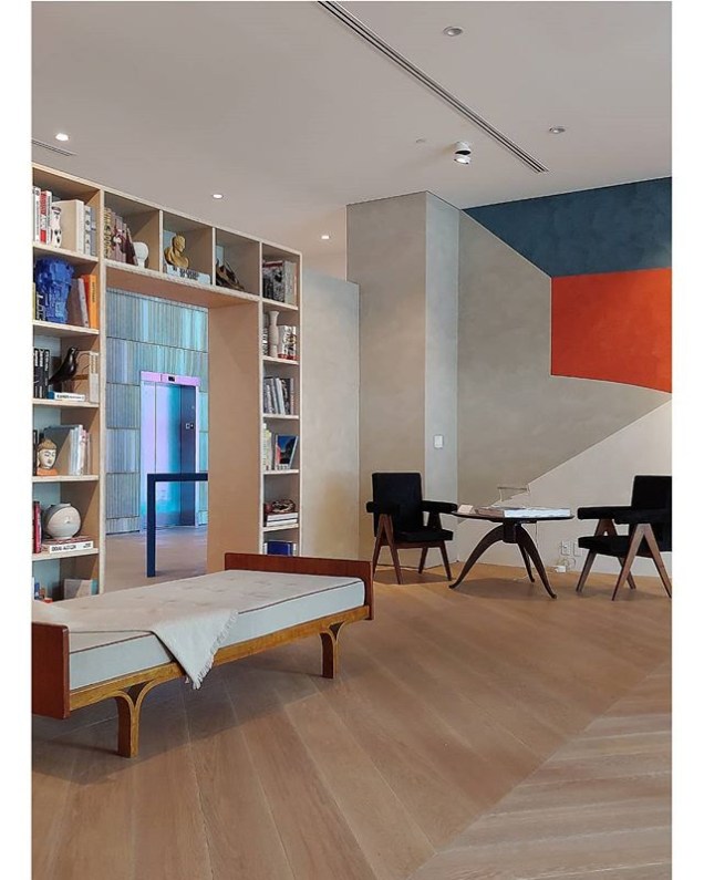 CASACOR Miami: o espaço batizado de O Escritório do Arquiteto é uma homenagem a Le Corbusier. Projeto do Studio D'Apostrophe Design, com peças originais do arquiteto franco-suíço. Foto feita com o celular LG G7THINQ.
