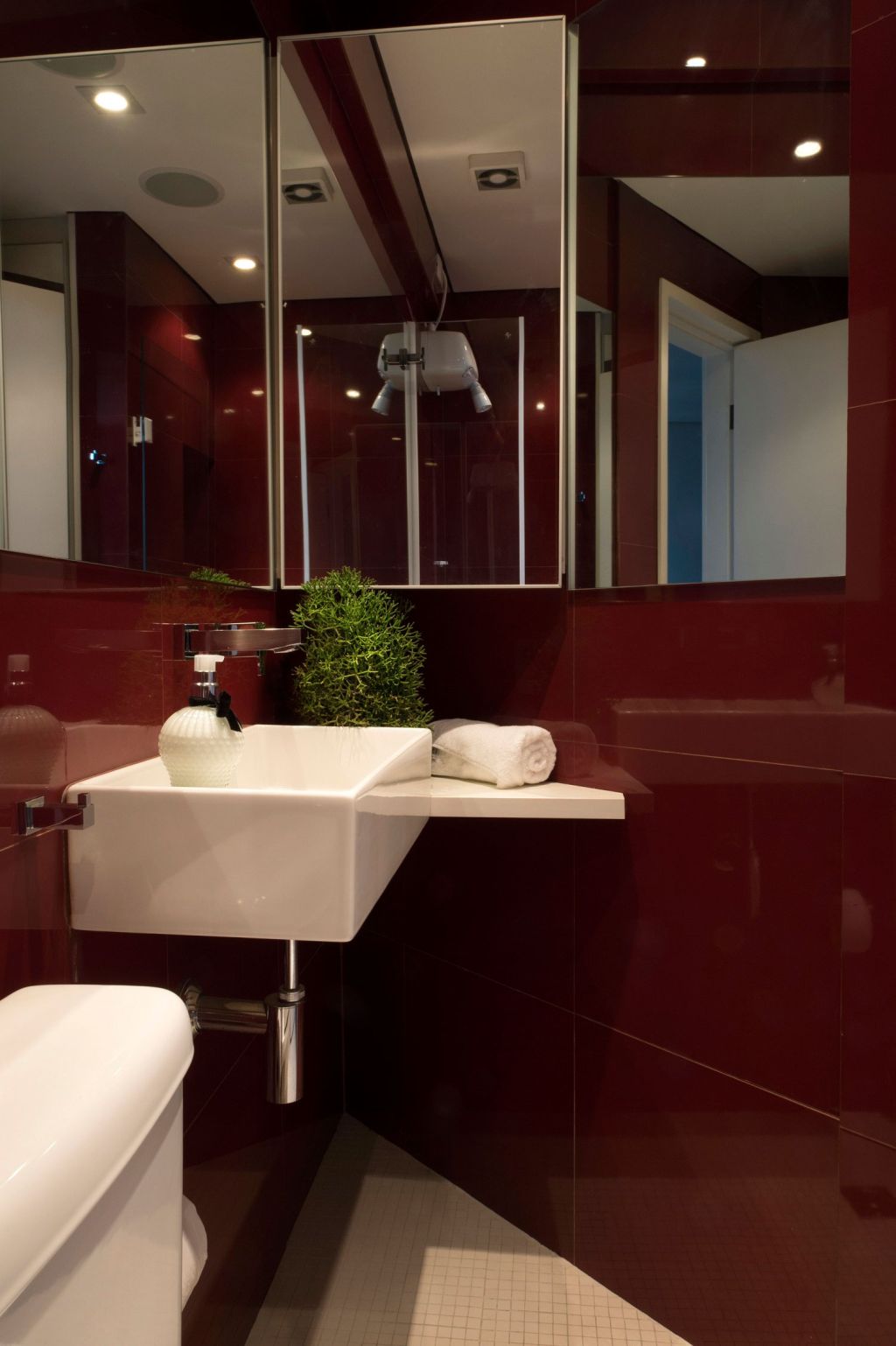 Ricardo Abreu transforma apartamento de 27 m² em loft moderno.