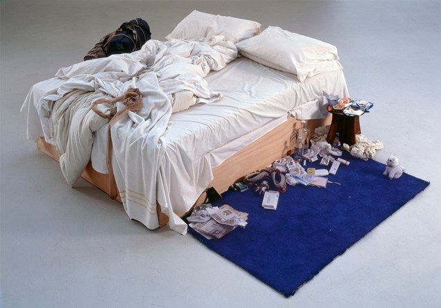 A artista Tracey Emin trabalha transformando a bagunça mental em estética. Ganhou destaque quando criou uma instalação da cama onde viveu durante um dos períodos mais intensos de sua vida. My Bed, 1998.