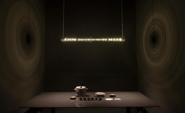 O Mayice Studio apresentou o 'Filamento' uma luminária de teto escultural feita de uma única peça de vidro. O Studio Apparatu mostrou a mesa de 'Dekton' uma exploração do material em parceria com a Cosentino.