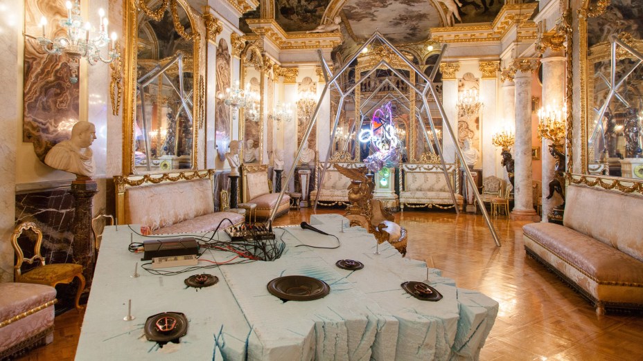 O designer Guillermo Santomà instalou uma série de estruturas esculturais e "transgressoras" no interior luxuoso de uma mansão de estilo barroco.