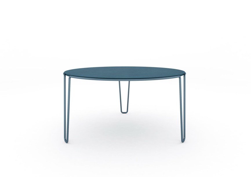 A Baleri Italia apresenta uma nova família de mesas projetada por Baldessari and Baldessari, um produto que combina design e versatilidade. Projetada para atender às diferentes necessidades dos ambientes contemporâneos, tanto de vida como de escritório, a mesa é formada por uma linha contínua, composta por um tubo de metal de seção circular, que "desdobra" e desenha a estrutura da peça; um "fio de Ariadne", sem interrupção, que na perna é estendido e abre em forma de "V".