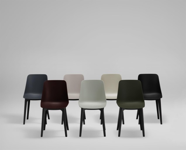 A Maxdesign apresenta os novos materiais sustentáveis na coleção de assentos <em>Max</em>, disponíveis em duas paletas de cores: Sólido para a versão feita com polipropileno reciclado e reforçado, e Blend, produzido com RE-PPL e grânulos de madeira reciclada.