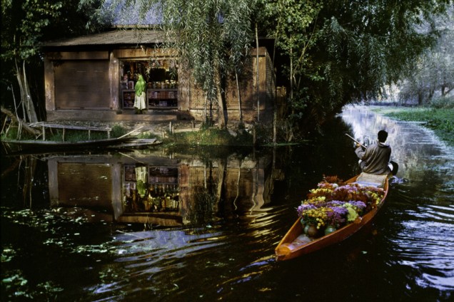 <strong>Babel</strong> - “Flower Vendor On Dall Lake”, 1991. Steve McCurry.