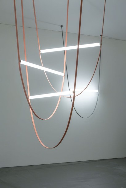 O elemento que caracteriza o novo projeto WireLine de Andrea Trimarchi e Simone Farresin, também conhecido como Formafantasma, é um cabo elétrico feito de borracha que é combinado com uma haste de vidro projetada para conter a fonte de luz LED.