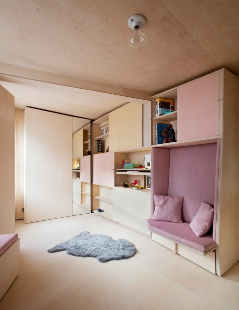 Do Studiorama, este apartamento tem 13 m², mas aparenta ser maior. Ele fez parte de uma instalação de uma recente edição da London Design Week. Inspirada no design do interior de barcos e motorhomes, a marcenaria centraliza todas as funções. Inclui uma cama e uma mesa - todas retráteis.