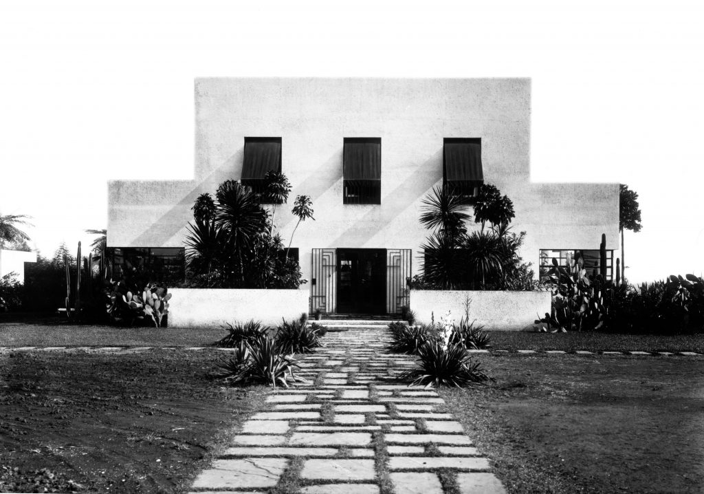 Na Vila Mariana, em São Paulo (SP), fica a Casa da rua Santa Cruz, primeira obra moderna no Brasil, de 1928. Foi o lar de Gregori Warchavchik e de Mina Klabin, sua esposa.