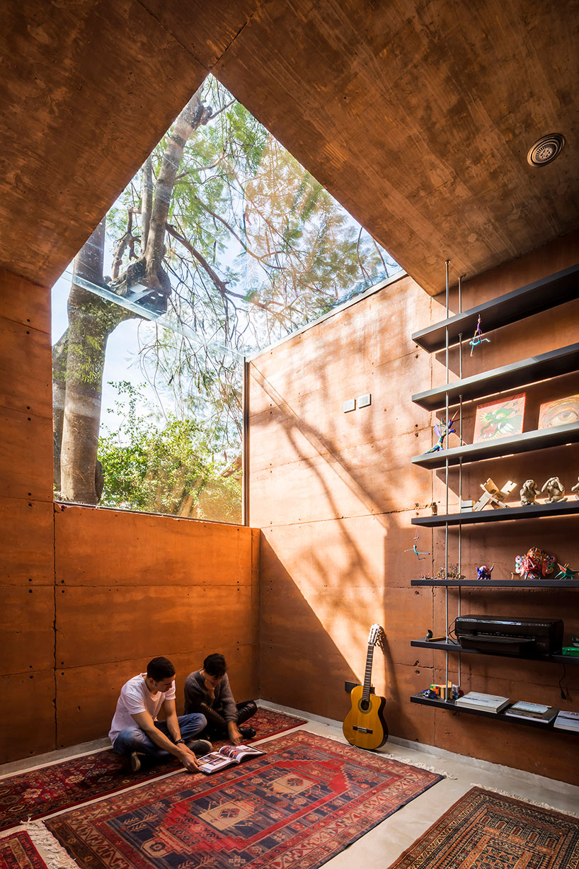 A Earthbox é um pequeno escritório de arquitetura na capital do Paraguai, rodeado de árvores, construído em madeira e com vários recortes em vidro.