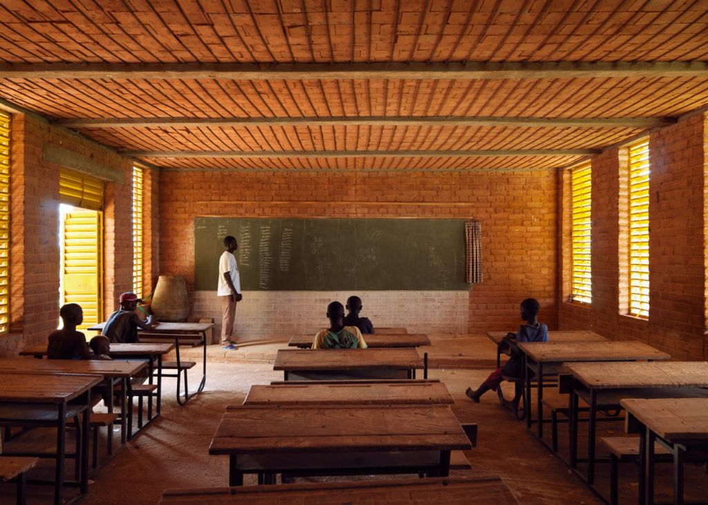 Extensão da Escola Primária de Gando, a aldeia onde Kéré nasceu. Ele acompanhou com esse projeto o crescimento pela demanda de mais alunos na escola, unindo os saberes e as relações da comunidade a modernas técnicas de construção.