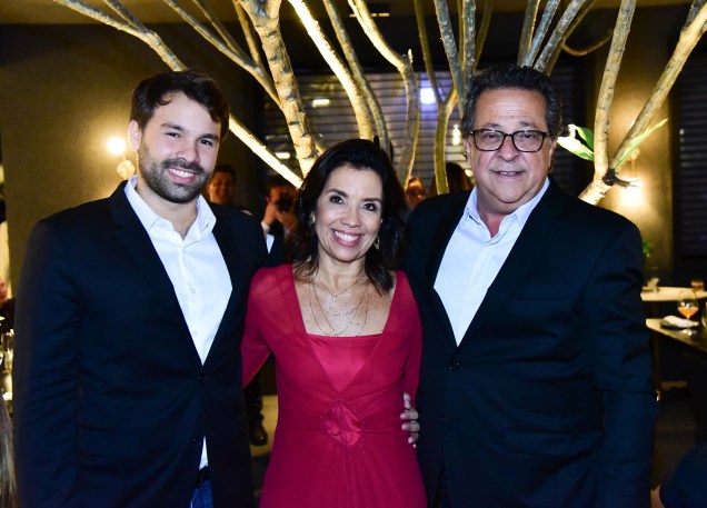 Casal Eliane Martins e Marcos Chain com o filho Pedro Paulo Menezes