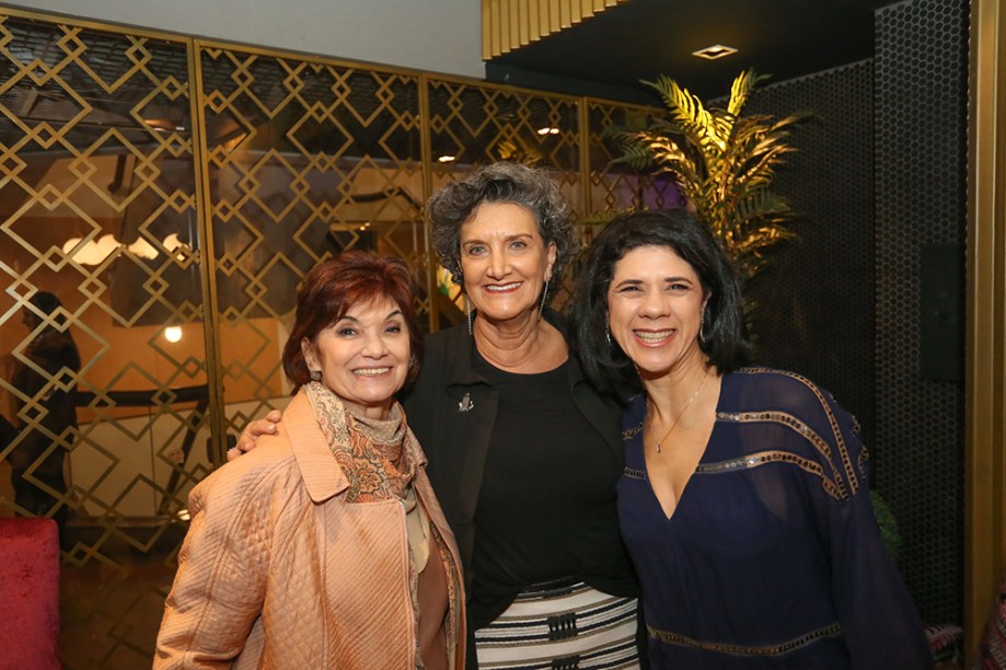 Decoradora Yara Mendes ao lado da diretora da CASACOR Paraná, Marina Nessi, e a designer de interiores Luciana Gibaile