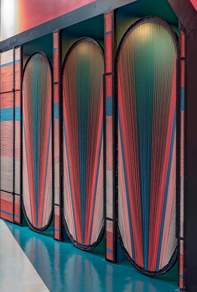 Linhas e cores desenham banheiro na CASACOR São Paulo 2019
