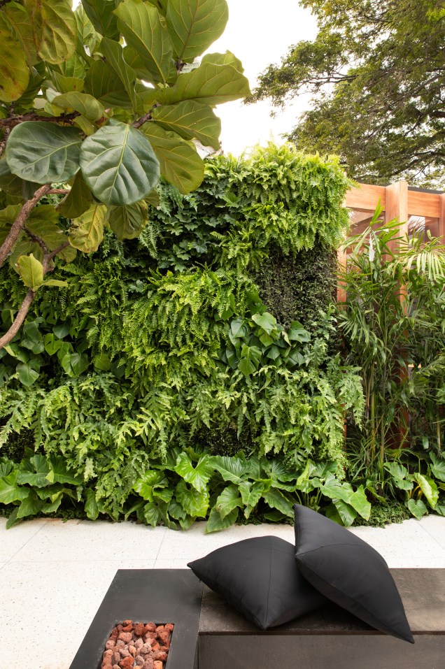 CASACOR São Paulo 2019. Jardim do Sentidos - Bia Abreu. <span>Com 116 m², o espaço mostra a força do verde em composições tropicais que despontam em meio ao cinza, com destaque para o jardim vertical natural.</span>